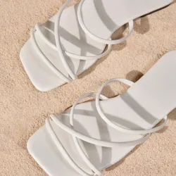 Chancletas blancas de tiras