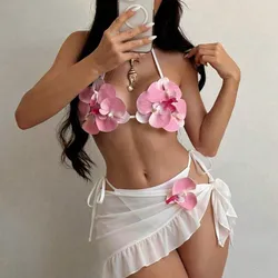 Conjunto de bikini de 3 piezas blanco con flores rosadas