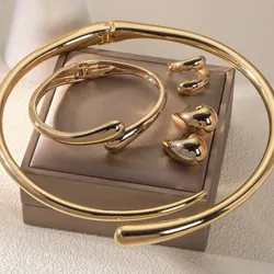 Conjunto de collar con aretes y pulsera color dorado