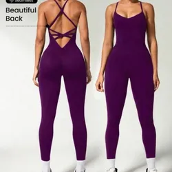 Mono enterizo color morado oscuro
