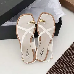 Sandalias engomadas color hueso con detalle dorado