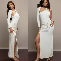 Vestido blanco largo con apertura en la pierna y de un solo hombro con detalle dorado