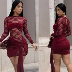 Vestido corto con encajes color rojo vino