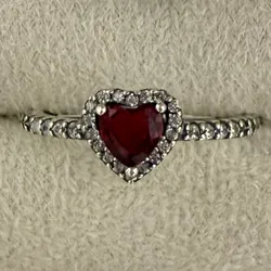 Anillo de corazón piedra roja