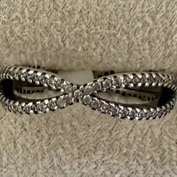 Anillo entrelazado de brillo