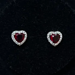 Aretes de corazón de brillo rojo