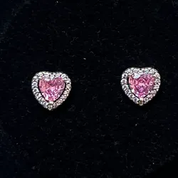 Aretes de corazón de brillo rosado