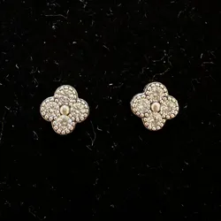 Aretes de trébol blanco 