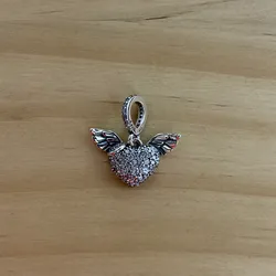 Charm corazón de alas blanco