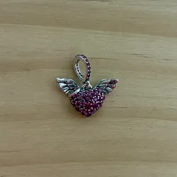 Charm corazón de alas rosado