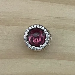 Charm de piedra rosada 