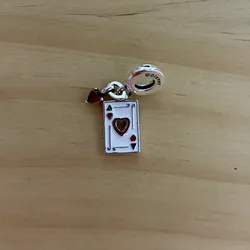 Charm reins de corazones