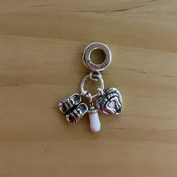 Charm biberón y zapatos de bebé 