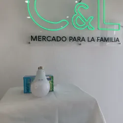 Foco LED recargable y para corriente