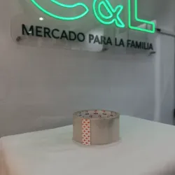 Rollo de cinta adhesiva transparente