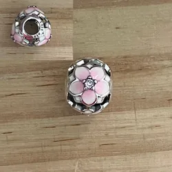 Charm Tres Flores Rosadas Fijo