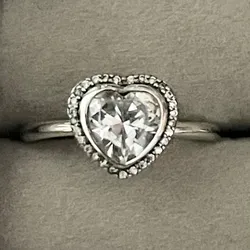 Anillo de corazón con piedra 