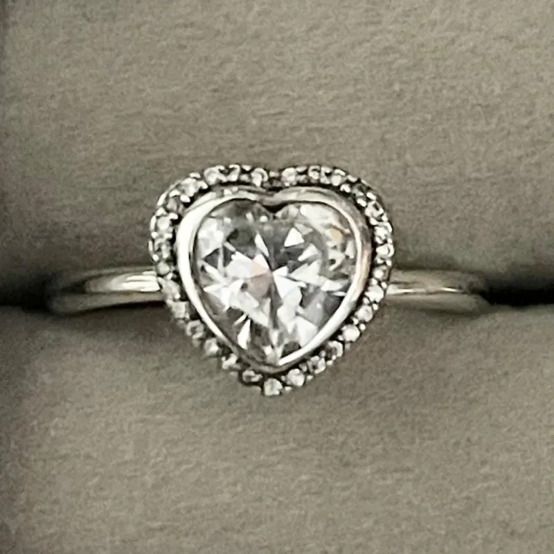 Anillo de corazón con piedra 