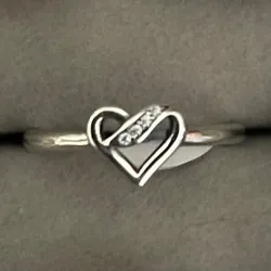 Anillo de corazón con piedras 