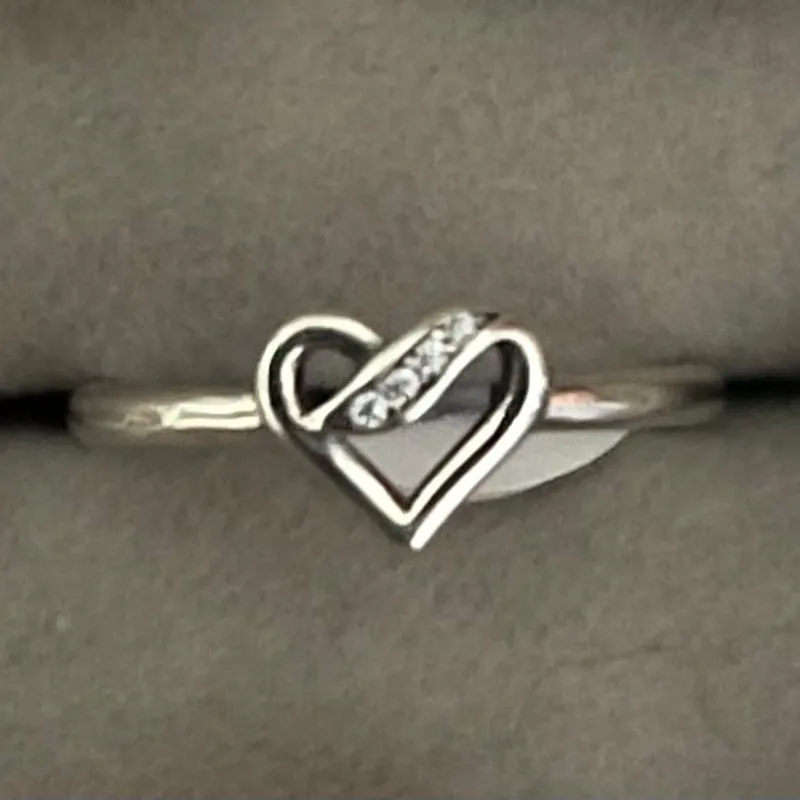 Anillo de corazón con piedras 