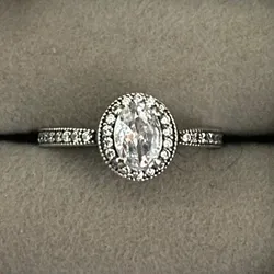 Anillo de piedra blanca ovalada 