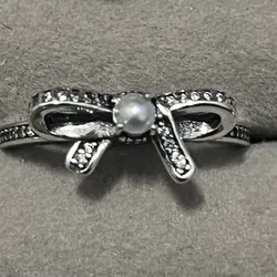 Anillo del lazo con perla 