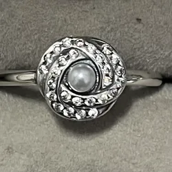 Anillo del nudo con perla 