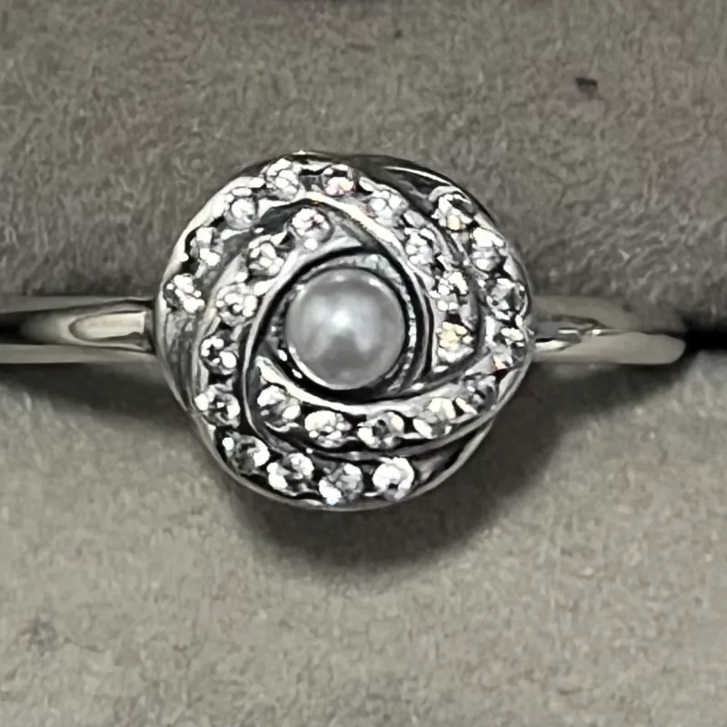 Anillo del nudo con perla 
