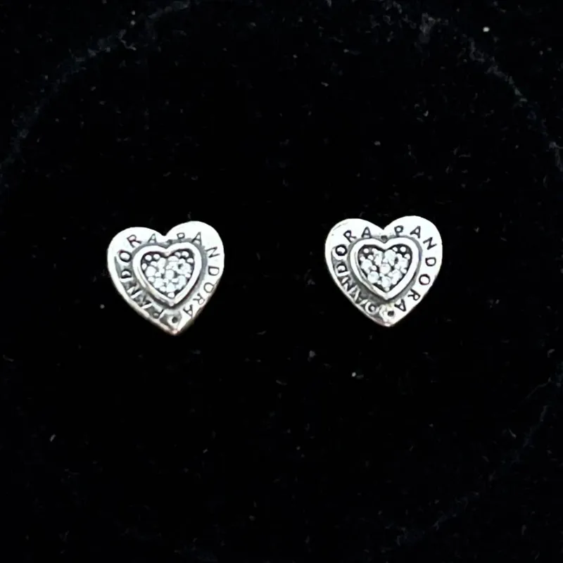 Aretes clásicos de corazón logo 