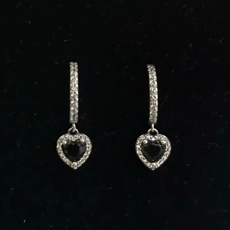 Argollas corazón colgante negro 