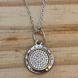 Cadena de logo dorado 