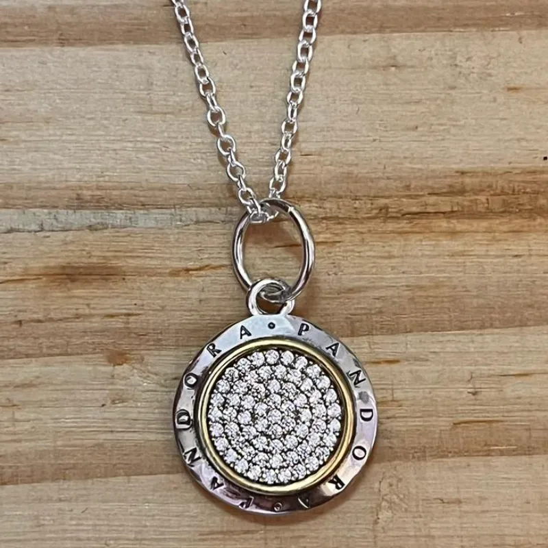 Cadena de logo dorado 