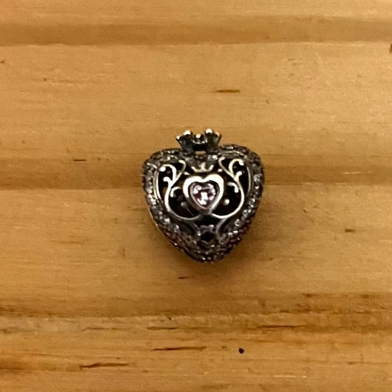 Charm corazón corona 