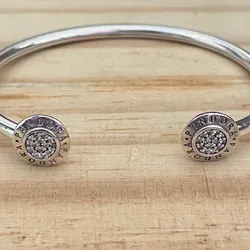 Esclava clásica del logo plateado