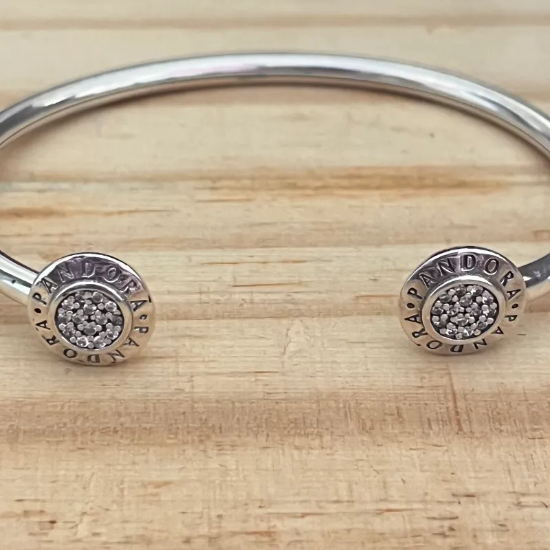 Esclava clásica del logo plateado