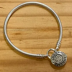Pulsera cierre de candado logo