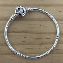 Pulsera flexible corazón logo 