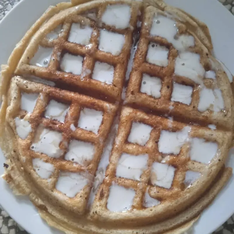 Waffle relleno con leche condensada 