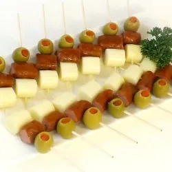 Pinchos de Salchicha, Queso y Vegetales 