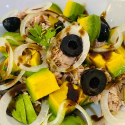Aguacate con atún 