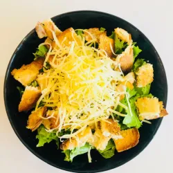 Ensalada cesarín de suprema de pollo