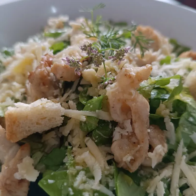 Ensalada cesarín de suprema de pollo