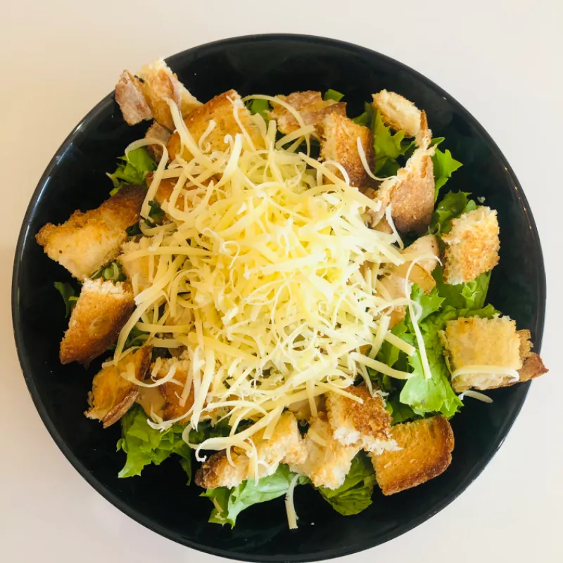 Ensalada cesarín de suprema de pollo