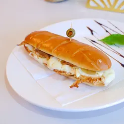 Sandwich de pechuga con queso gratinado