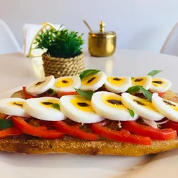 Sandwich de vegetales con huevo