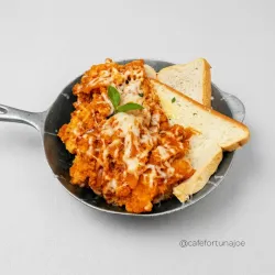 Tamal en sartén con ropa vieja de cerdo
