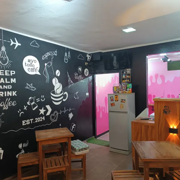El Café L&M se encuentra en una de las arterias más concurridas de la ciudad, a pocos pasos de la carretera central y del parque. Cuenta con una agradable ambientación con elementos modernos, una música agradable y buen servicio. Es un espacio pequeño pero acogedor y muy singular donde puede disfrutar más que un café, salirse de la rutina diaria y escapar disfrutando de un exquisito café natural. También hay una variedad de ofertas para los distintos gustos. Brinda servicio de 7:00 AM a 10:00 PM todos los días.  

(Algunas imágenes de los productos son una referencia)