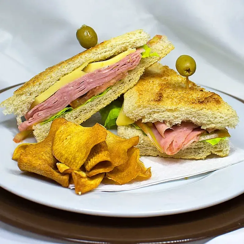 Sándwich de jamón y queso