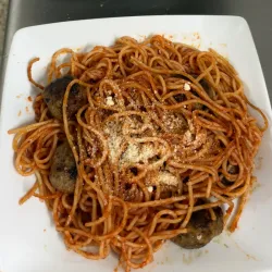 Espaguetis con Albóndigas