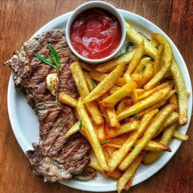 Bistec de cerdo con vianda frita 